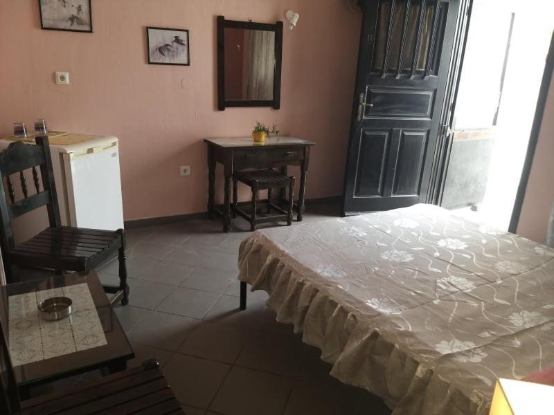 Hotel Koralli คามารี ภายนอก รูปภาพ